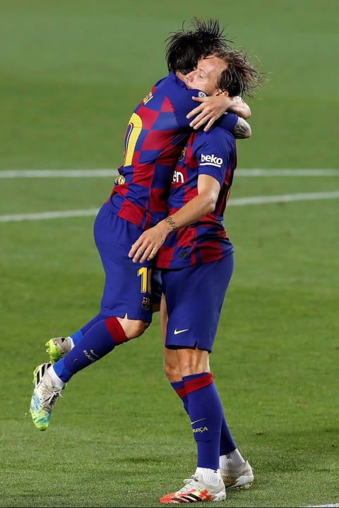 Rakitic fue la solución a un duelo embrollado en extremo para el Barsa, que dispuso de inicio a su estelar tridente ofensivo con el argentino Messi, el uruguayo Luis Suárez y el francés Antoine Griezmann, ninguno de los cuales contó con fortuna de cara a la portería.