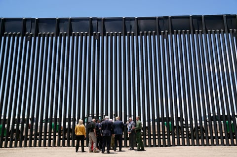 De ese tramo, solo 3 millas (4,8 kilómetros) se han erigido en partes de la frontera donde EUA. no tenía ninguna valla hasta ahora: la gran mayoría del 'muro' del que presume Trump es un reemplazo y modernización de verjas instaladas hace años, según datos de mayo de la Oficina de Aduanas y Protección Fronteriza de EUA (CBP).