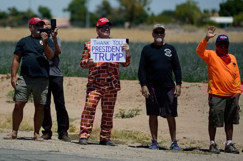 Trump hizo esas declaraciones antes de desplazarse a un tramo de la valla fronteriza en la cercana localidad de San Luis, donde estampó su firma en una placa instalada en el 'muro' para conmemorar las 200 millas (322 kilómetros) de barrera completada por su Gobierno.