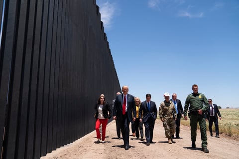 El Gobierno de Trump ha cerrado temporalmente la frontera con México para viajes no esenciales y ha extendido indefinidamente la práctica de expulsar a aquellos inmigrantes que entran irregularmente en el país por la zona limítrofe, con el objetivo declarado de contener la pandemia.