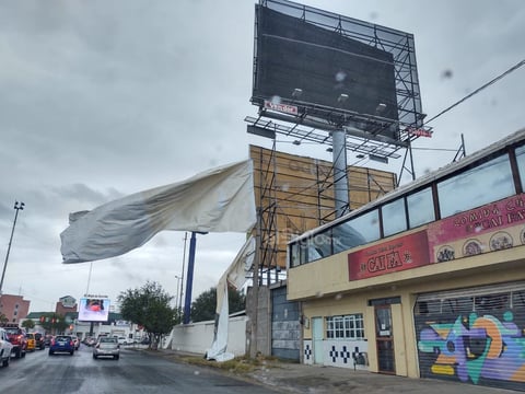 Las fuertes ráfagas de viento causaron estragos en los espectaculares de Torreón.