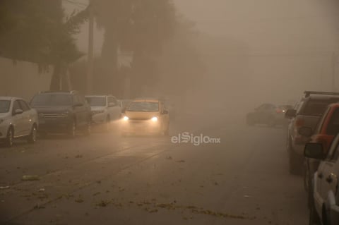 Los vehículos que circulaban tuvieron que encender sus luces en plena mañana para poder ver el camino.