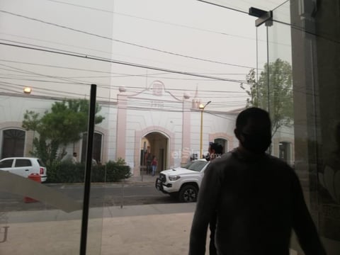 La tolvanera que se registró alrededor de las 10:25 de la mañana de este miércoles, sorprendió a los ciudadanos de Lerdo que caminaban por las calles del centro, quienes se resguardaron en las oficinas de la presidencia e incluso en locales comerciales.