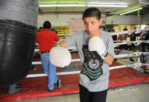 González era una de las mayores promesas que había presentado boxeo Azteca donde fue elogiado por el analista Eduardo Lamazón por sus grandes condiciones técnicas y pegadas en la división de los ligeros.