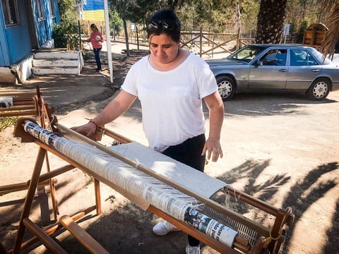 Las hábiles manos de los artesanos de América Latina bordan, tallan y reinventan