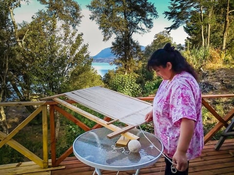 Las hábiles manos de los artesanos de América Latina bordan, tallan y reinventan