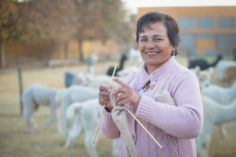 Las hábiles manos de los artesanos de América Latina bordan, tallan y reinventan
