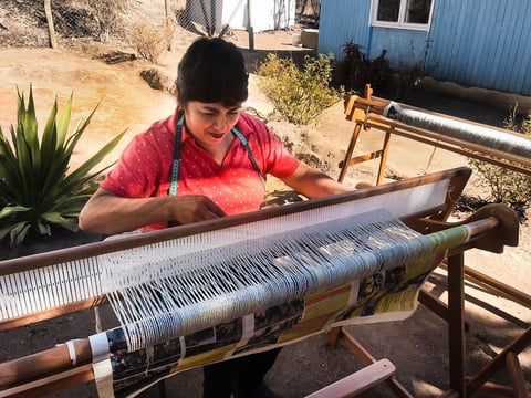Las hábiles manos de los artesanos de América Latina bordan, tallan y reinventan