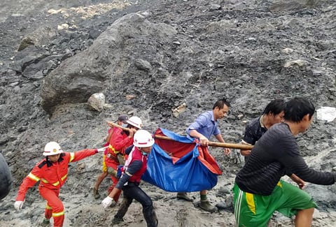La tragedia tuvo lugar en torno a las 08:00 hora local (01:30 GMT) cuando, en medio de una lluvia torrencial, una avalancha sepultó a un grupo de mineros, informó el Departamento de Bomberos birmano en su página de Facebook.