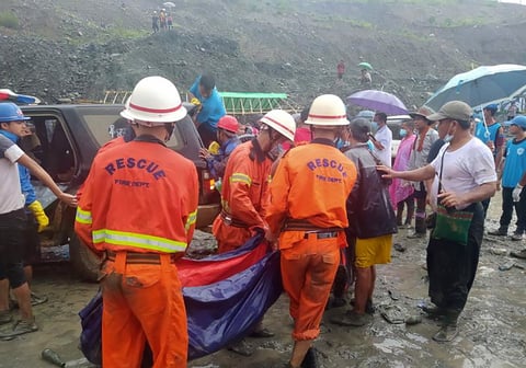 'El número de fallecidos asciende a 140 hasta el momento, con 40 heridos. Las operaciones de rescate han cesado por hoy, pero serán retomadas mañana. Esperamos encontrar a mucha gente bajo aquella enorme masa de tierra', dijo el administrador del distrito, Shwe Thein, al ser contactado telefónicamente antes de que se descubrieran otros 22 cuerpos.