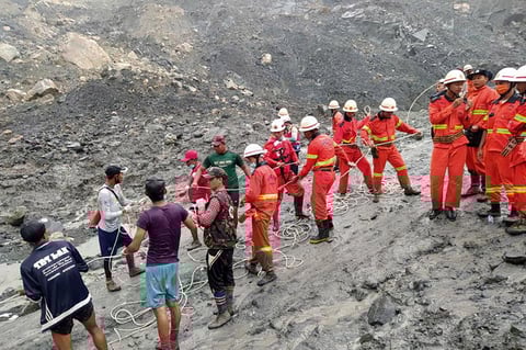 Phoe Htoo, jefe de un grupo de voluntarios trabajando sobre el terreno dijo que 'hay un pedazo de tierra cerca del lugar del suceso que podría colapsar en cualquier momento, por lo que cuanto más trabajan equipos de rescate, más aumentan los riesgos'.