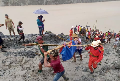 'Además, algunos cadáveres están flotando en el agua por lo que no podemos recoger esos cuerpos, ya que las condiciones del terreno y del agua son demasiado peligrosas', añadió.