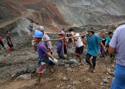 El número de fallecidos es de los más altos que se recuerdan, pero este tipo de sucesos son frecuentes en Hpakant, donde los mineros trabajan en condiciones extremadamente precarias, y en este caso la avalancha tuvo lugar en cinco parcelas abandonadas donde buscadores informales tratan de encontrar la gran piedra de jade que les haga ricos.