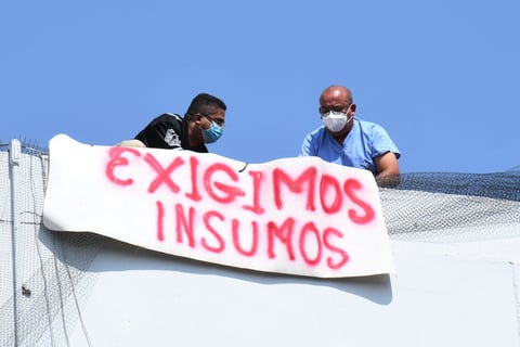 'Exigimos insumos', 'Respeto a la autonomía sindical', 'Fuera director, fuera doctora Díaz, fuera jefa de Recursos Humanos', 'Exigimos equipo de protección para laboral' y 'No represión ni hostigamiento'.