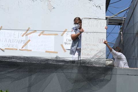 'Exigimos insumos', 'Respeto a la autonomía sindical', 'Fuera director, fuera doctora Díaz, fuera jefa de Recursos Humanos', 'Exigimos equipo de protección para laboral' y 'No represión ni hostigamiento'.