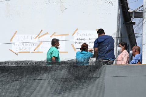 En estos momentos se celebra una reunión en el tercer piso el edificio entre directivos, representantes del ISSSTE de nivel central y líderes sindicales del estado de Coahuila.