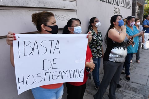 Esto mientras otro grupo de trabajadores entre médicos, camilleros, administrativos y de enfermería espera a las afueras de la clínica.