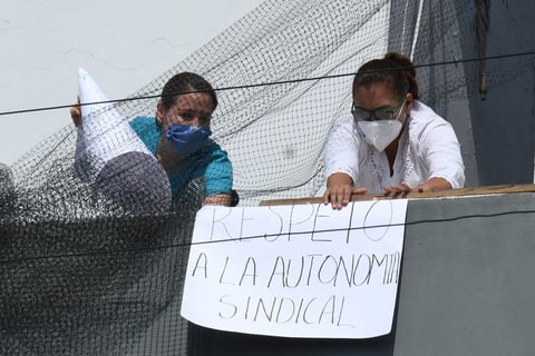 Esto mientras otro grupo de trabajadores entre médicos, camilleros, administrativos y de enfermería espera a las afueras de la clínica.