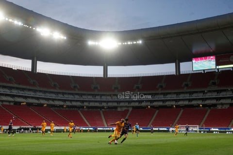 El duelo fue sin afición en las gradas y bajo un estricto protocolo sanitario que permitió como máximo 300 personas en el estadio del Guadalajara.