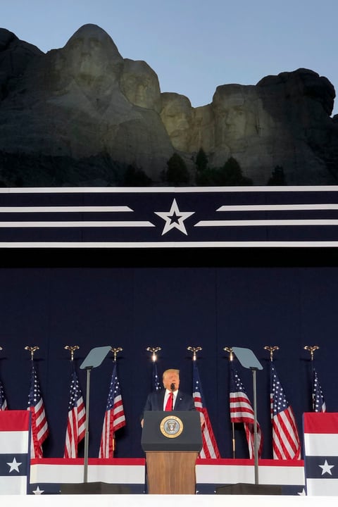 'El Monte Rushmore será para siempre como un tributo eterno a nuestros antepasados ??y nuestra libertad', declaró Trump desde una tarima decorada con banderas estadounidenses y que tenía como telón de fondo el imponente monumento en la montaña.
