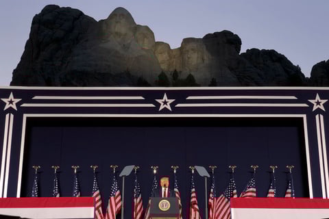 El presidente de Estados Unidos, Donald Trump, inauguró este viernes la celebración del Día de la Independencia con un acto en el Monte Rushmore, famoso por los rostros de cuatro exmandatarios tallados sobre la montaña, en el que defendió los monumentos del país, cuando ha cobrado fuerza un debate sobre su significado y el racismo.
