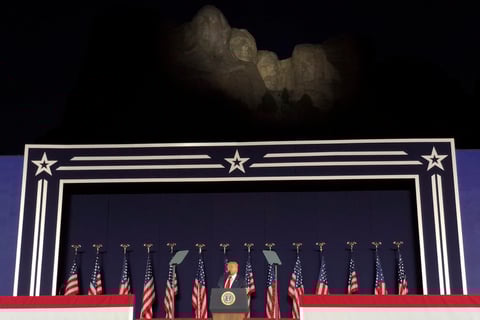 En días pasados, Trump ha criticado la remoción de estatuas o símbolos confederados en medio de las protestas raciales que se han propagado por el país tras la muerte de George Floyd a manos de un policía blanco.