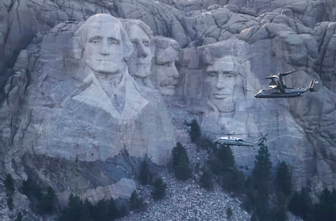 La famosa ladera de Dakota del Sur donde están esculpidos los rostros de los expresidentes George Washington (1789-1797), Thomas Jefferson (1801-1809), Abraham Lincoln (1861-1865) y Theodore Roosevelt (1901-1909) es para miles de indígenas estadounidenses un lugar sagrado en el que tallaron los rostros de sus 'colonizadores'.