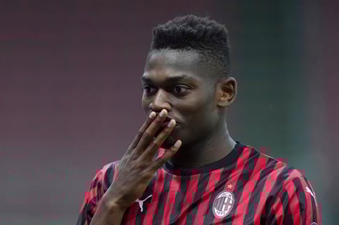Y, tras una gran parada del meta milanista Gianluigi Donnarumma a cabezazo de Daniele Rugani, un absurdo pase horizontal en el área de penalti del lateral brasileño Álex Sandro provocó el definitivo 4-2 del croata Ante Rebic.