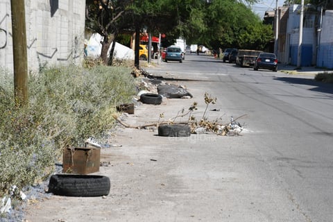 Obstrucción. En algunas calles no hay espacio para el tránsito de los peatones, poniendo en riesgo sus vidas al caminar por la carretera; las banquetas son utilizadas como tiraderos de basura, escombro y hasta llantas.