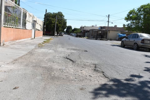 Baches. Con el pavimento destruido, se aprecian algunas de las arterias que conforman esta colonia, una de las más conocidas de la ciudad.