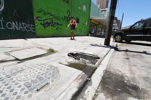 En peligro. No es inusual encontrar en el primer cuadro de Torreón algunos registros con tapas dañadas, o bien, sin tapa alguna, situación que genera peligros y problemas sanitarios en los alrededores.