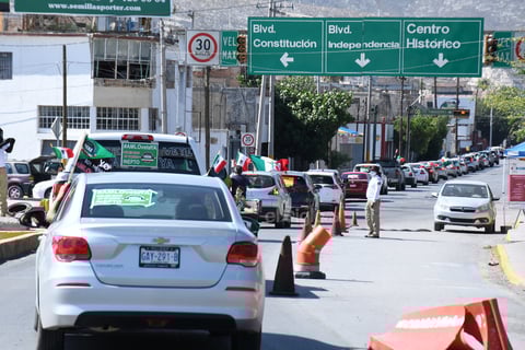 Los vehículos en que se trasladaban, también tenían mensajes con reclamos a López Obrador.