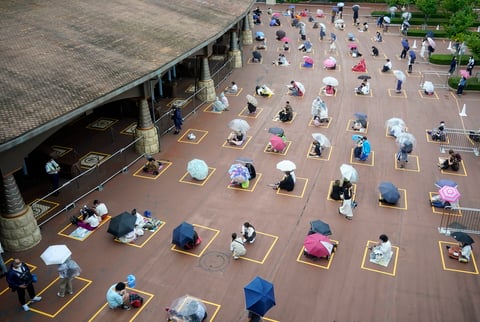 Bajo estrictas medidas de seguridad las puertas de Magic Kingdom y Animal Kingdom abrieron el pasadro sábado para el público en general, mientras que las de EPCOT y Disney Hollywood Studio harán lo propio este 15 de julio siguiendo 'una estrategia por fases' derivada de la experiencia obtenida en los parques de Shanghai y Hong Kong.