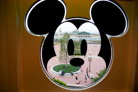 La mayoría de las atracciones de Magic Kingdom y Animal Kingdom están disponibles para quienes cumplan con medidas como llevar mascarilla en todo momento si tienen más de dos años de edad, no usar efectivo para pagar y someterse a controles de temperatura.