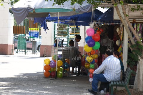 Salen a convivir. Hay personas que los fines de semana acuden al Bosque Venustiano Carranza para pasar un rato de esparcimiento para las familias, incluso se observan vendedores ambulantes.
