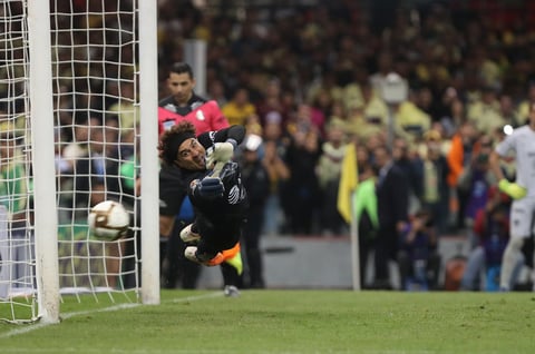 A lo largo de su carrera, Memo ha sido llamado con la Selección a cuatro Mundiales, aunque sólo participó en los últimos dos (Alemania 2006, Sudáfrica 2010, Brasil 2014 y Rusia 2018). También ha disputado dos Copa Confederaciones, dos Copa América y seis Copa Oro, siendo campeón en cuatro ocasiones.