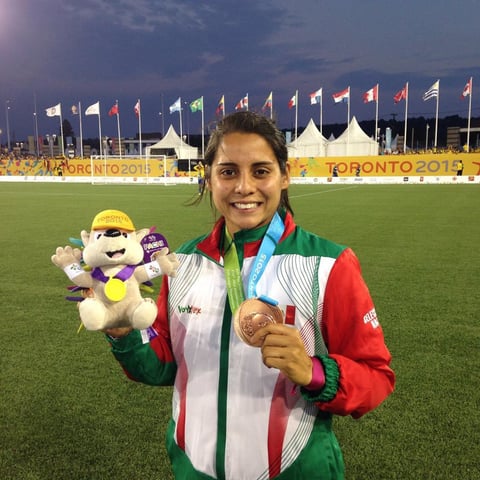 También, ha defendido los colores de la Selección Mexicana, logrando conseguir la medalla de oro de los Juegos Centroamericanos y del Caribe, dos bronces en Panamericanos y ha jugado dos Copas del Mundo en 2011 y 2015.