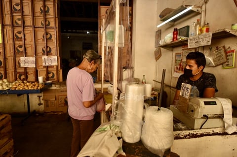 Piden evitar salir a 'pasear' en comercios que han reabierto en Torreón