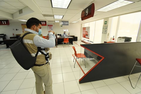 Evidencia. Inspectores tomaron imágenes de la distribución del mobiliario y las áreas de paso entre clientes y personal de cada sucursal.
