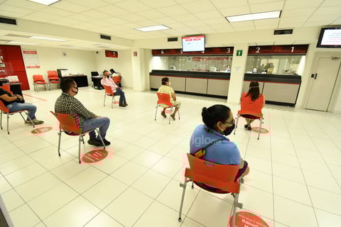 Distancia social. Las sillas para la espera de turnos deben tener la distancia social adecuada de al menos 1.5 metros. Una vez que se desocupan, deben sanitizarse nuevamente para el siguiente cliente.