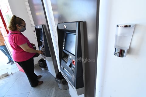Piden usar gel antibacterial. Autoridades estatales y municipales piden a los usuarios de los cajeros automáticos que hagan uso del gel antibacterial antes y después de usar cada una de las máquinas. Es importante mantener esta medida para evitar la propagación del COVID-19 a través del uso de estos aparatos.