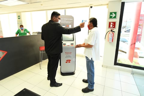 Revisiones. A todos los clientes que ingresen a las sucursales bancarias de La Laguna se les debe realizar una toma de temperatura mediante termómetro infrarrojo, es una medida obligatoria.