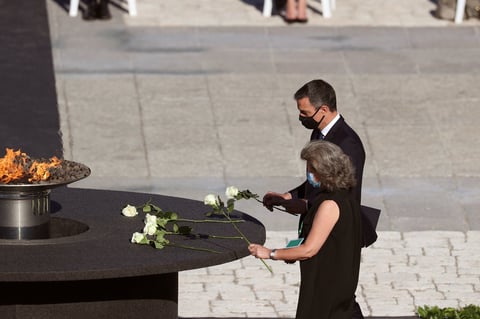 Con rosas blancas, honraron su memoria.