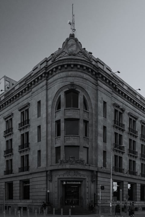 También menciona que existen muchas viejas construcciones de ladrillos, levantadas entre 1890 y 1910, que han sido víctimas del olvido. Se trata de una técnica autóctona, pues el mismo ladrillo se fabricaba en hornos de la región.