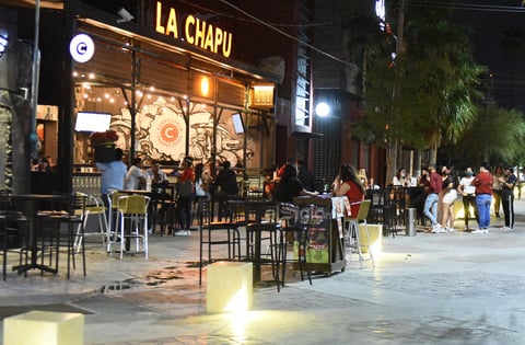 Buena afluencia. Algunos restaurantes y bares sí tuvieron una buena afluencia de clientes, aunque las expectativas sobre la respuesta que tendrían eran bajas y solo se les permite trabajar a la mitad de su capacidad. Los trabajadores dijeron que al menos ya tienen un ingreso, aunque sea poco.