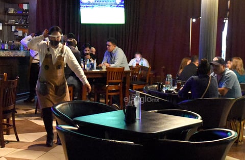 Vuelven a trabajar. Los trabajadores de los bares y restaurantes dijeron que para ellos es un gran paso retomar sus actividades, pues fue un gran golpe los cuatros meses que permanecieron cerrados. Son muchas las familias que directa o indirectamente dependen de ese tipo de negocios.