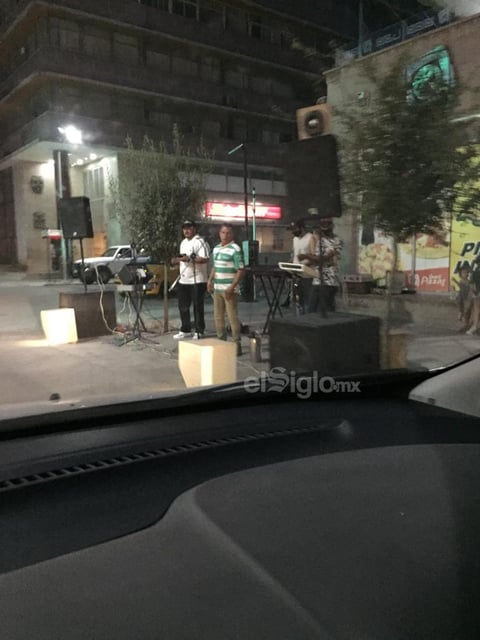 Bailes. En la Plaza de Armas fueron dispersados algunos ciudadanos que organizaron un baile sin permiso de las autoridades, incumpliendo con las medidas de prevención como la sana distancia.