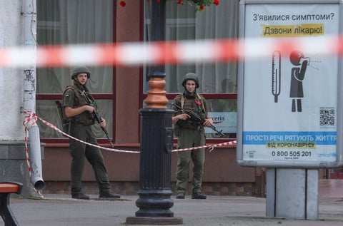 El autobús, con la cortinas echadas, se encuentra en la plaza del Teatro de Lutsk, que ha sido rodeada por efectivos policiales.