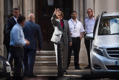 En el Tribunal Supremo en Londres, la abogada de Depp, Eleanor Laws, buscó mostrar a través de una serie de videos de un elevador en el edificio donde la pareja vivió en Los Ángeles que Heard inventó sus lesiones como resultado de un incidente el 21 de mayo de 2016 que terminó cuando la policía acudió a la escena. Laws también se preguntó por qué otros en el edificio no notaron las lesiones los días siguientes.