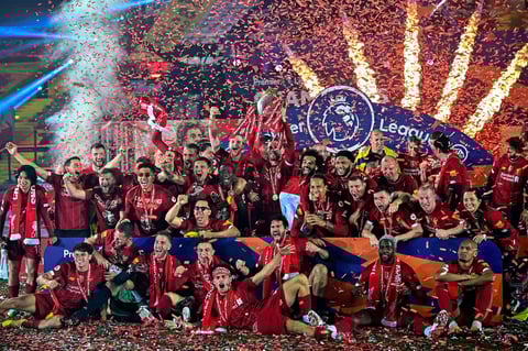 Liverpool (Reino Unido), 22/07 / 2020.- El equipo de Liverpool posa con el trofeo de la Premier League luego del partido de fútbol de la Premier League inglesa entre el Liverpool FC y el Chelsea FC en Liverpool, Gran Bretaña.